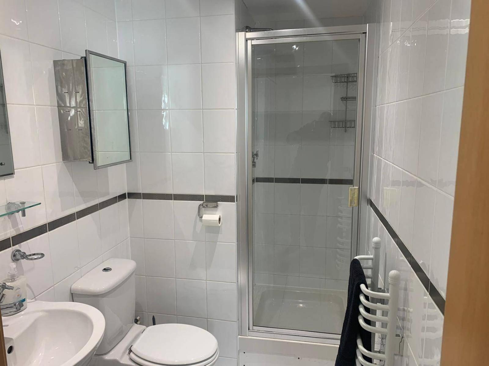 Apartment-sleeps 6-free Parking *